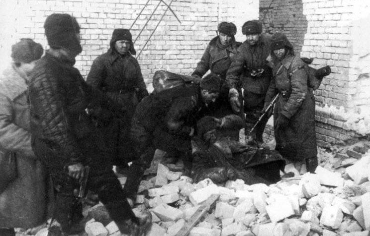 Красноармейцы берут в плен немецкого снайпера в разрушенном доме. 1942 г. 