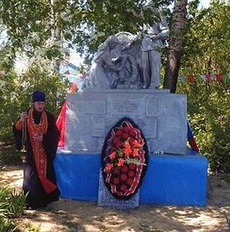 с. Сотниково Фатежского р-на. Памятник, установленный на братской могиле, в которой захоронено 68 советских воинов, в т.ч. 33 неизвестных.