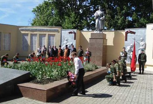 г. Фатеж. Памятник, установленный на братской могиле, в которой захоронено 1 105 советских воинов. 
