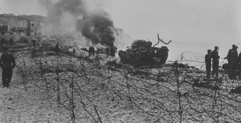Подбитые танки «Черчилль» и канадские военнопленные на пляже Дьеппа. Август 1942 г. 