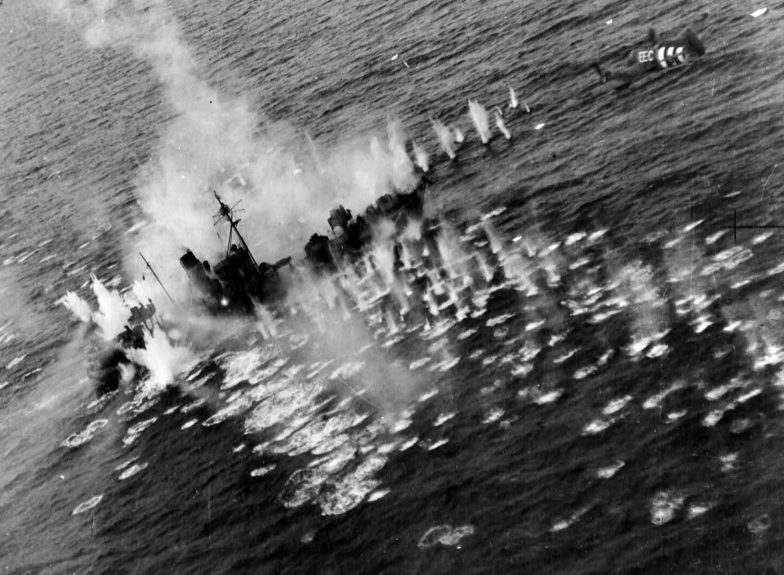 Канадские штурмовики «Бофайтер» 404-й эскадрильи атакуют немецкое транспортное судно у побережья в Северном море. 1944 г. 