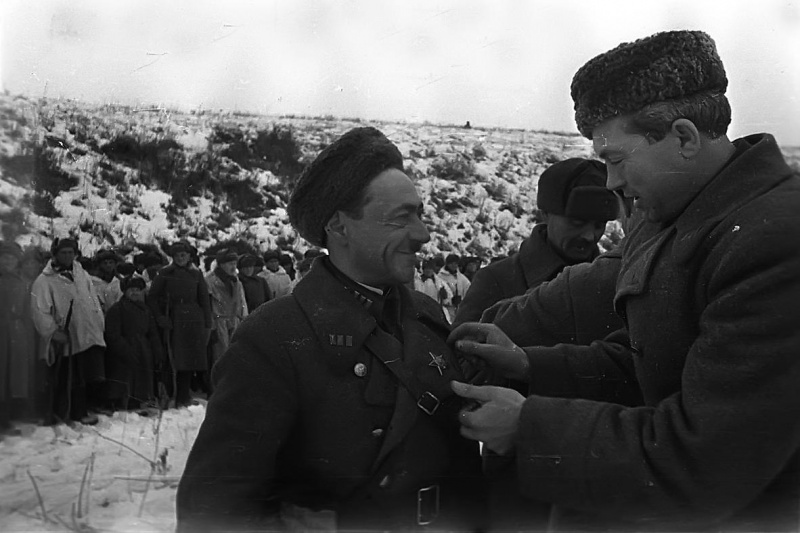 Награждение советских воинов под Сталинградом. 1942 г.