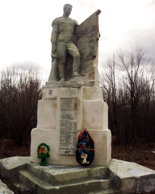 д. Шалимовка Фатежского р-на. Памятник, установленный на братской могиле, в которой захоронены советские воины.