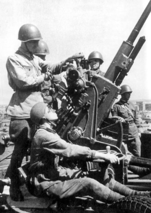 Расчет советской 37-мм автоматической зенитной пушки. Август 1942 г.