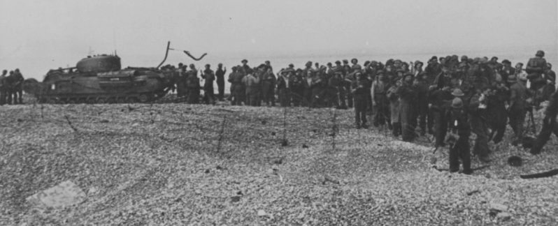 Подбитые танки «Черчилль» и канадские военнопленные на пляже Дьеппа. Август 1942 г. 