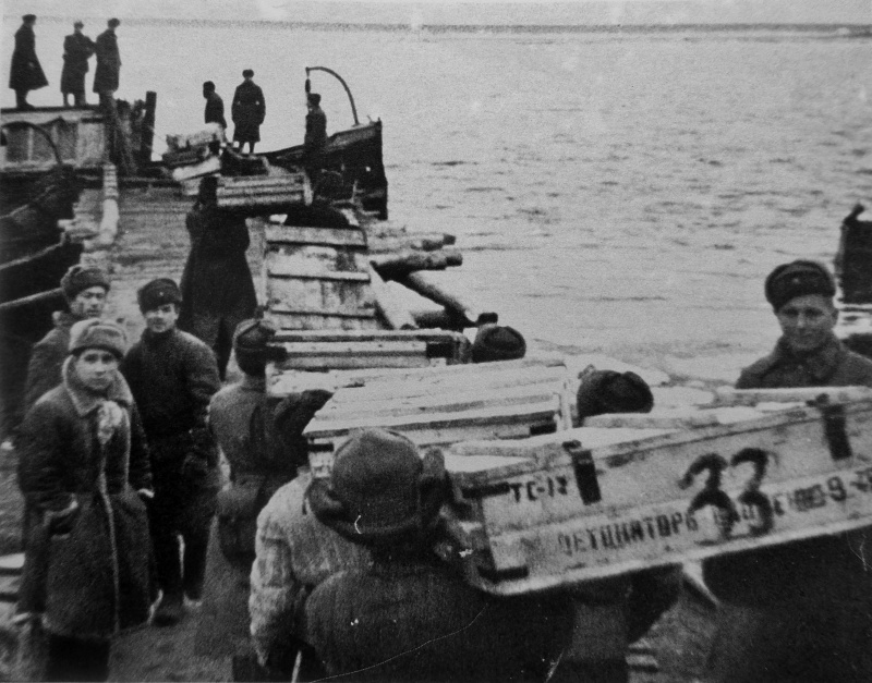 Погрузка боеприпасов, доставляемых по Волге. 1942 г. 