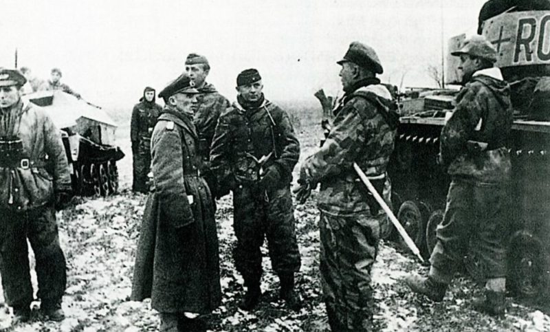 Командир 7-й танковой дивизии Хассо фон Мантойфель в пригороде Житомира. Ноябрь 1943 г.