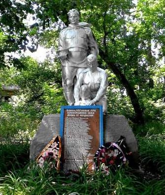 с. Амонь Хомутовского р-на. Памятник, установленный в 1961 году на братской могиле, в которой захоронено 147 советских воинов, в т.ч. 117 неизвестных. 