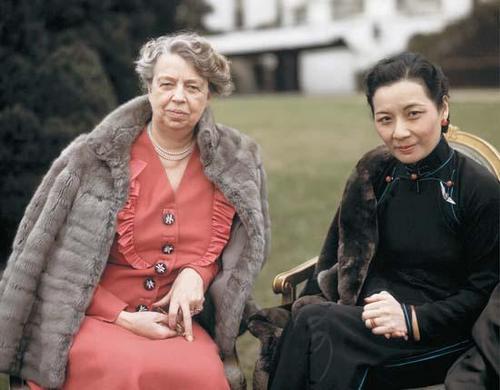 Элеонора Рузвельт и Сун Мэйлин («Мадам Чан Кайши») перед Белым домом. 24 февраля 1943 г.