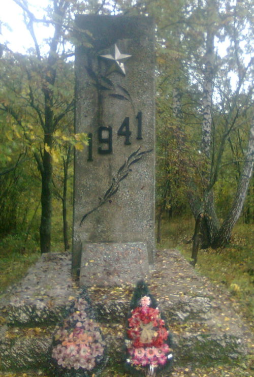 х. Богомолов Хомутовского р-на. Братская могила советских воинов в Циновом лесу.
