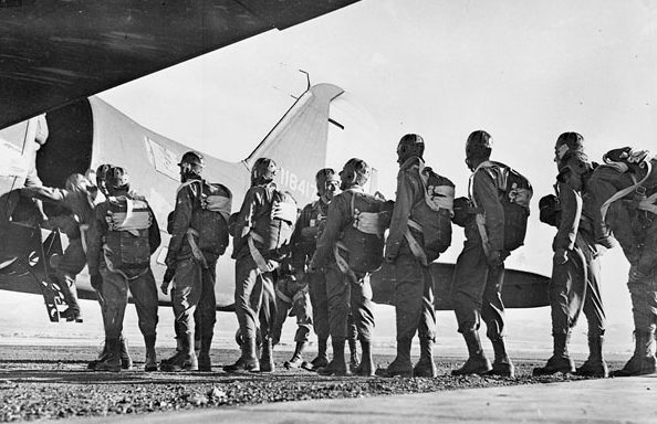 Тренировка парашютистов в Форт-Уильям Генри Харрисон, штат Монтана. Август 1942 г. 