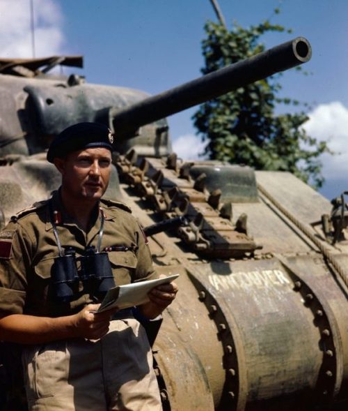 Командир 5-й канадской танковой дивизии генерал-майор Берт Хоффмайстер у танка М4 «Шерман». 1944 г.