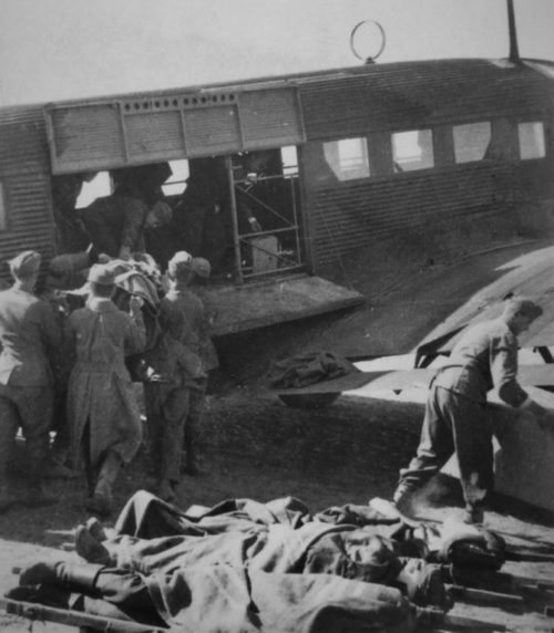 Погрузка раненых в немецкий транспортный самолет на аэродроме под Сталинградом. 1942 г.