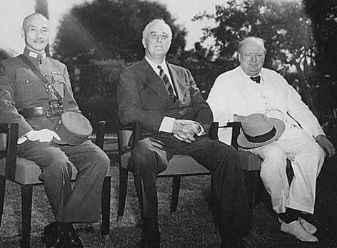 Чан Кайши, Франклин Рузвельт и Уинстон Черчилль на конференции в Каире. 25 ноября 1943 г.