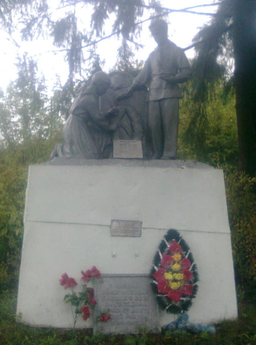 х. Богомолов Хомутовского р-на. Памятник, установленный в 1960 году на братской могиле, в которой захоронено 17 советских воинов, в т.ч. 12 неизвестных.