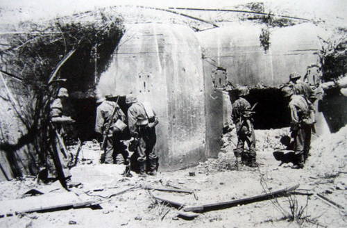 Немецкие солдаты у захваченного ДОТа.