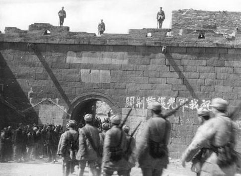 Китайская армия в захваченной крепости Цзицзюань. 1944 г.