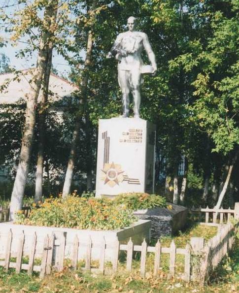 с. Большая Алешня Хомутовского р-на. Памятник, установленный на братской могиле, в которой захоронено 60 советских воинов.