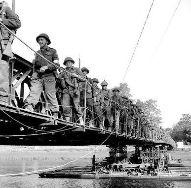Канадские солдаты на мосту Бейли через реку Одон. 1944 г. 