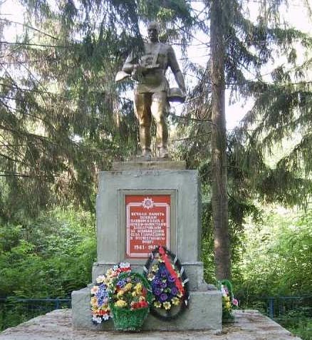 с. Гламаздино Хомутовского р-на. Памятник, установленный в 1967 году на братской могиле, в которой захоронено 310 советских воинов, в т.ч. 217 неизвестных. 