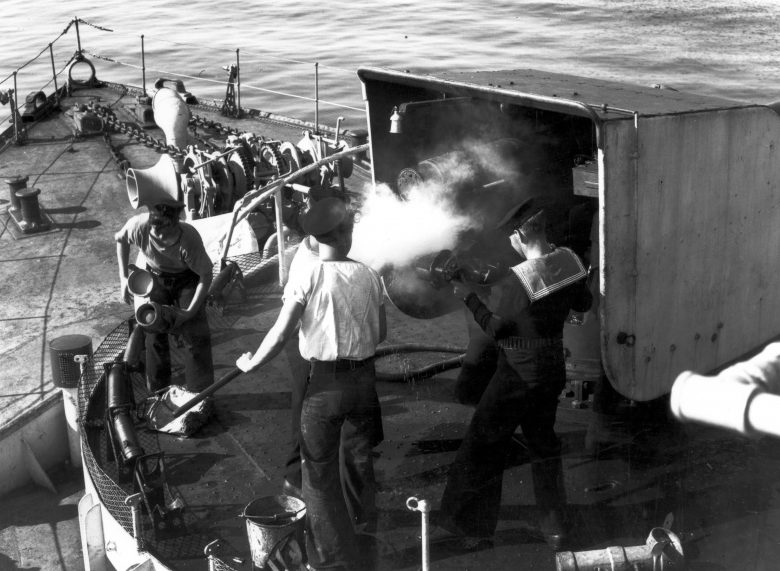 Матросы ведут огонь из 101,6мм пушки корвета «Шербрук». 1942 г. 