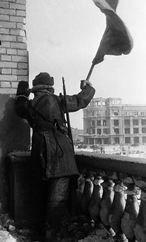 Красный флаг над площадью Павших борцов в Сталинграде. 9 января 1943 г. 