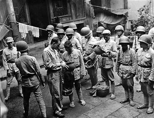Советник США с китайскими солдатами. Провинция Юньнань, 1944 г. 