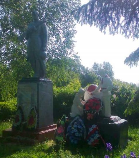 с. Деменино Хомутовского р-на. Памятник, установленный на братской могиле, в которой захоронено 250 советских воинов, в т.ч. 113 неизвестных. 