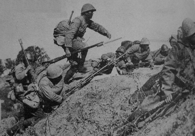 Солдаты 18-го полка японской армии в атаке в Дачанге. Октябрь 1937 г. 