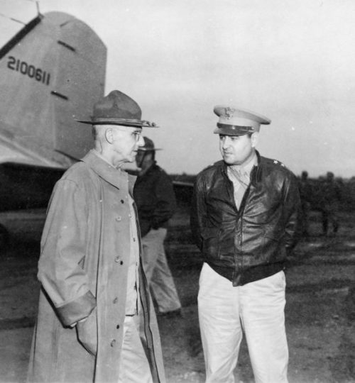 Американские генералы Джозеф Стайлвэлл и Кертис ЛеМэй на авиабазе В-29 в Китае. Октябрь 1944 г.