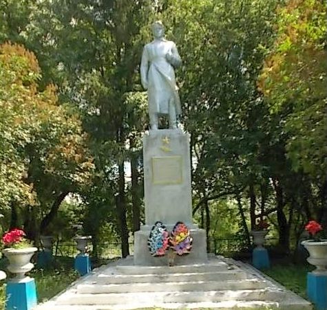 с. Звенячка Хомутовского р-на. Памятник, установленный в 1967 году на братской могиле, в которой захоронено 129 советских воинов, в т.ч. 118 неизвестных. 