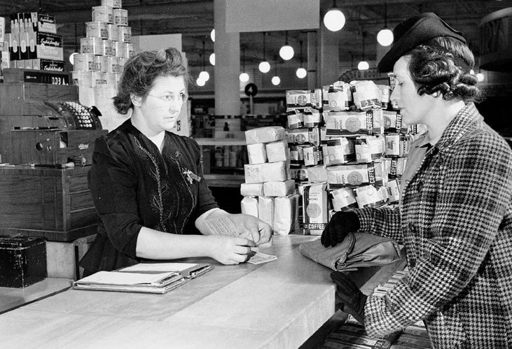 Покупка продуктов питания в универмаге «Eaton» по талонам. Торонто, 30 марта 1943 г. 