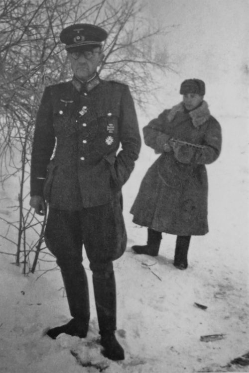 Красноармеец конвоирует начальника санитарной службы 6-й армии Отто Ренольди. Январь 1943 г.