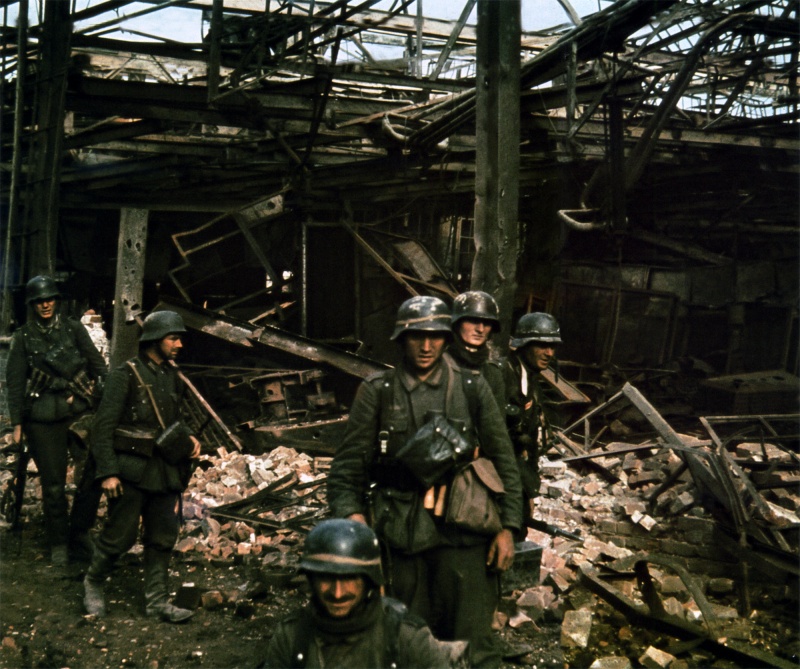 Немецкая штурмовая группа на развалинах завода. Сентябрь 1942 г.