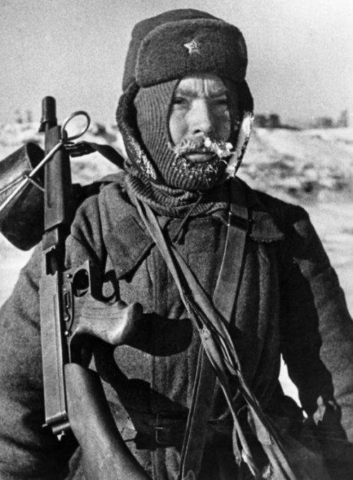 Боец Сталинградского фронта с пистолет-пулеметом Томпсона М1928. Январь 1943 г.
