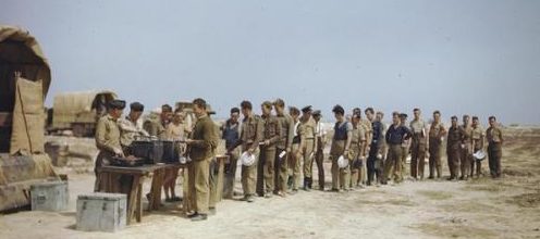 Военнослужащие эскадрильи № 417 Королевских канадских ВВС на пустынном аэродроме в Северной Африке. Май 1943 года.