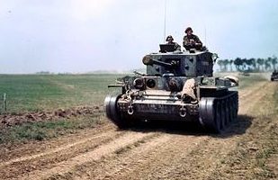 Канадский танк «Кромвель» на проселочной дороге у Кан. 1944 г. 