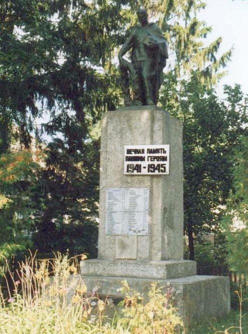 с. Колячек Хомутовского р-на. Памятник, установленный на братской могиле, в которой захоронено 391 советский воин, в т.ч. 302 неизвестных. 