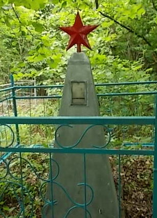 п. Красный Курган Хомутовского р-на. Братская могила 2 советских воинов.