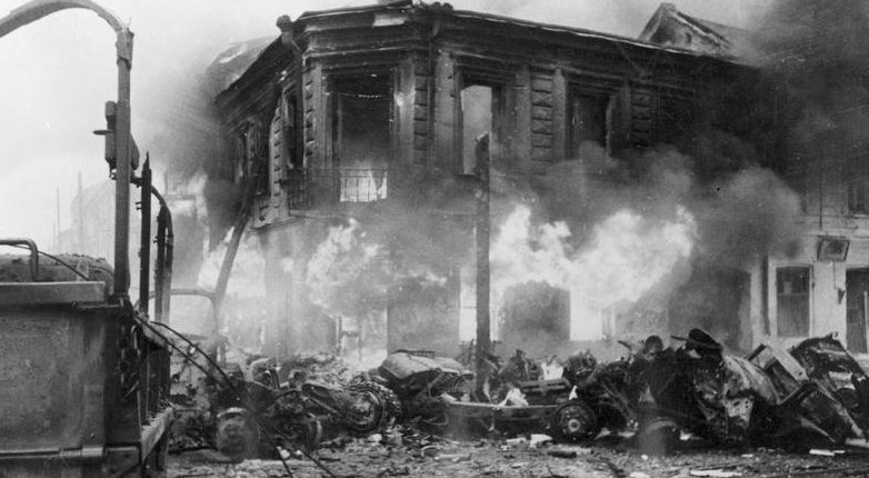 Разбитая советская техника на улицах города. Ноябрь 1943 г. 