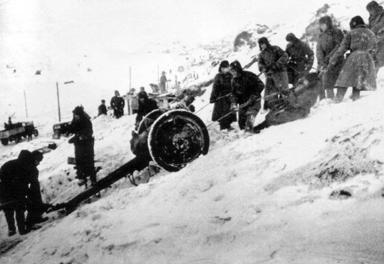 Советские солдаты перемещают полковую пушку. Январь 1943 г.