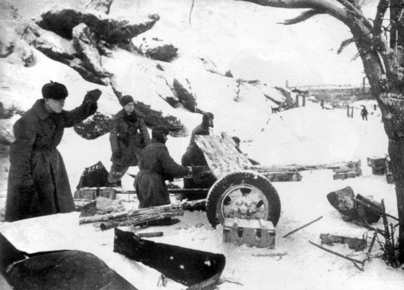 Артиллерийская позиция советского орудия. Январь 1943 г.