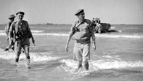 Командир 1-й канадской дивизии генерал-майор Гай Г. Саймондс выходит на берег с десантного корабля в Сицилии. Июль 1943 г.