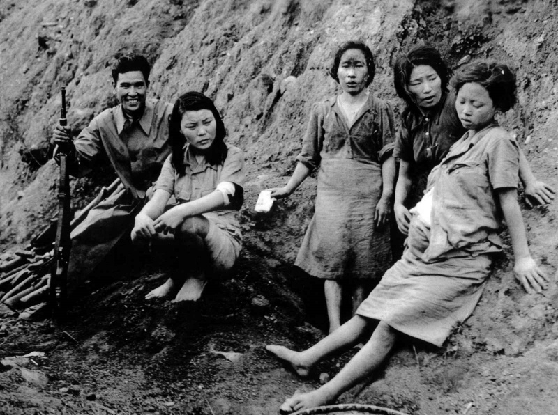 Китайский солдат и девушки, находившиеся в японском военном борделе «станции для утешения». Сентябрь 1944 г. 