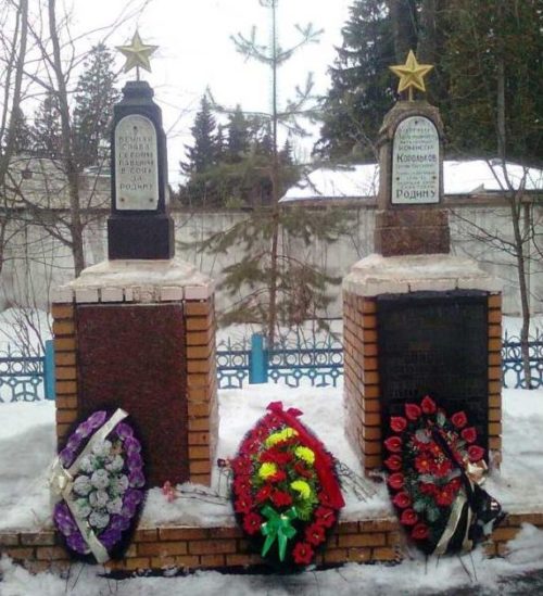 с. Малеевка Хомутовского р-на. Памятник, установленный в 1951 году на братской могиле, в которой захоронено 115 неизвестных советских воинов.