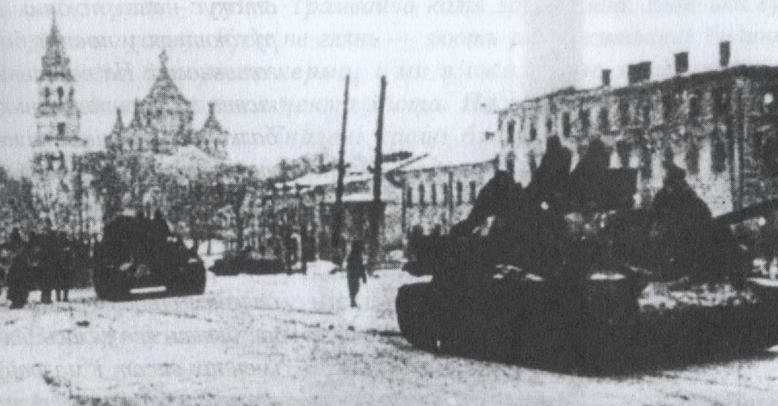 Советские танки в освобожденном городе. 31 декабря 1943 г. 