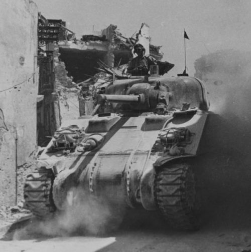 Канадский танк М4 «Шерман» на улице сицилийского городка Регальбуто. Июль 1943 г.