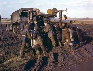 Канадские зенитчики застряли в грязи со своим 94-мм зенитным орудием. 1944 г. 