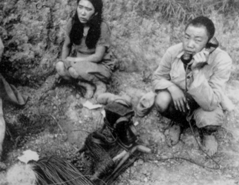 Китайский солдат и девушки, находившиеся в японском военном борделе «станции для утешения». Сентябрь 1944 г. 