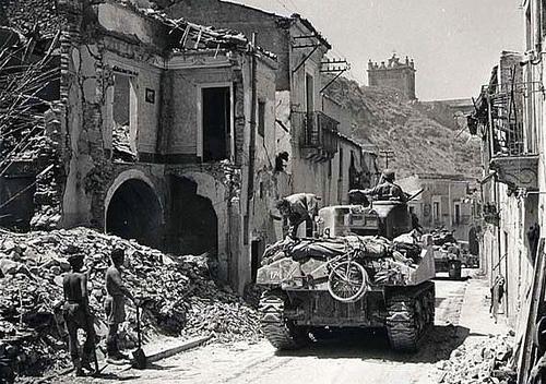 Канадские танки въезжают в руины города Регальбуто, Сицилия. 4 августа 1943 г.